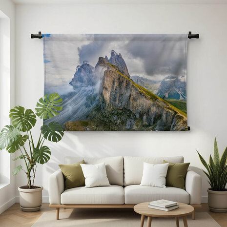 Bergkam van Dolomieten in de wolken