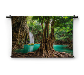 Schilderachtig landschap met waterval in tropisch regenwoud