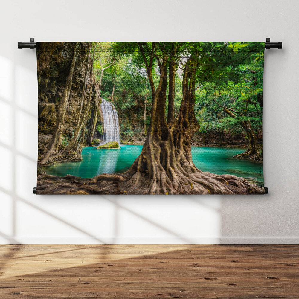 Schilderachtig landschap met waterval in tropisch regenwoud