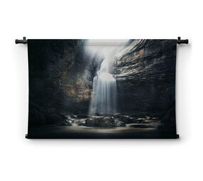 Waterval in een grot in een mysterieuze omgeving