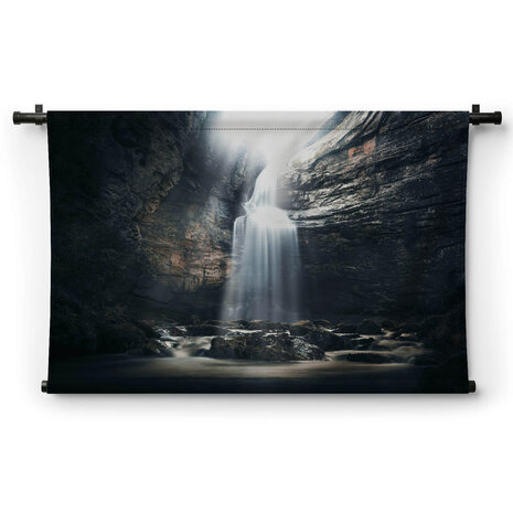 Waterval in een grot in een mysterieuze omgeving