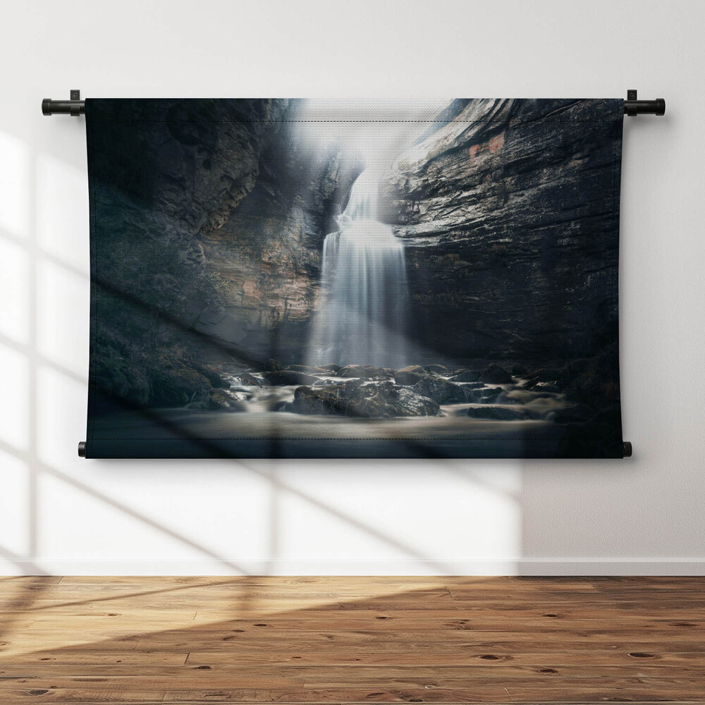 Waterval in een grot in een mysterieuze omgeving