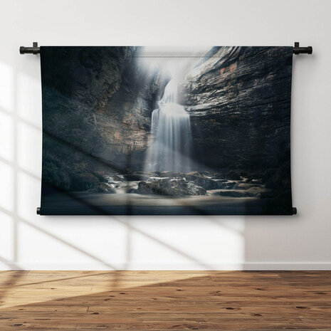 Waterval in een grot in een mysterieuze omgeving
