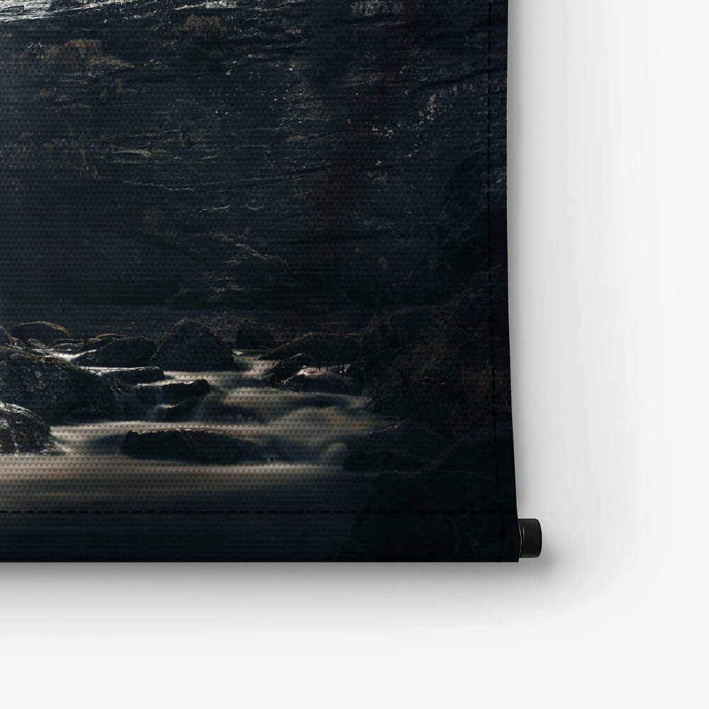 Waterval in een grot in een mysterieuze omgeving