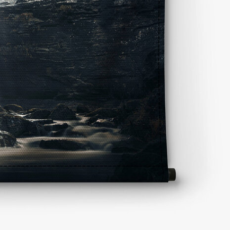 Waterval in een grot in een mysterieuze omgeving