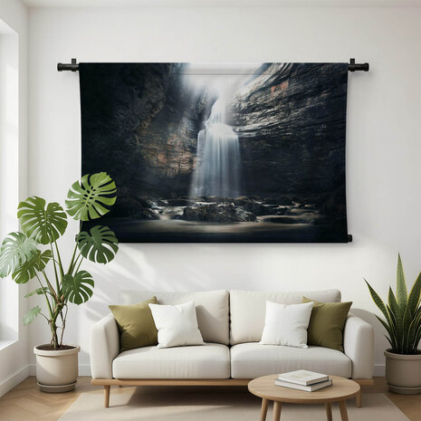 Waterval in een grot in een mysterieuze omgeving