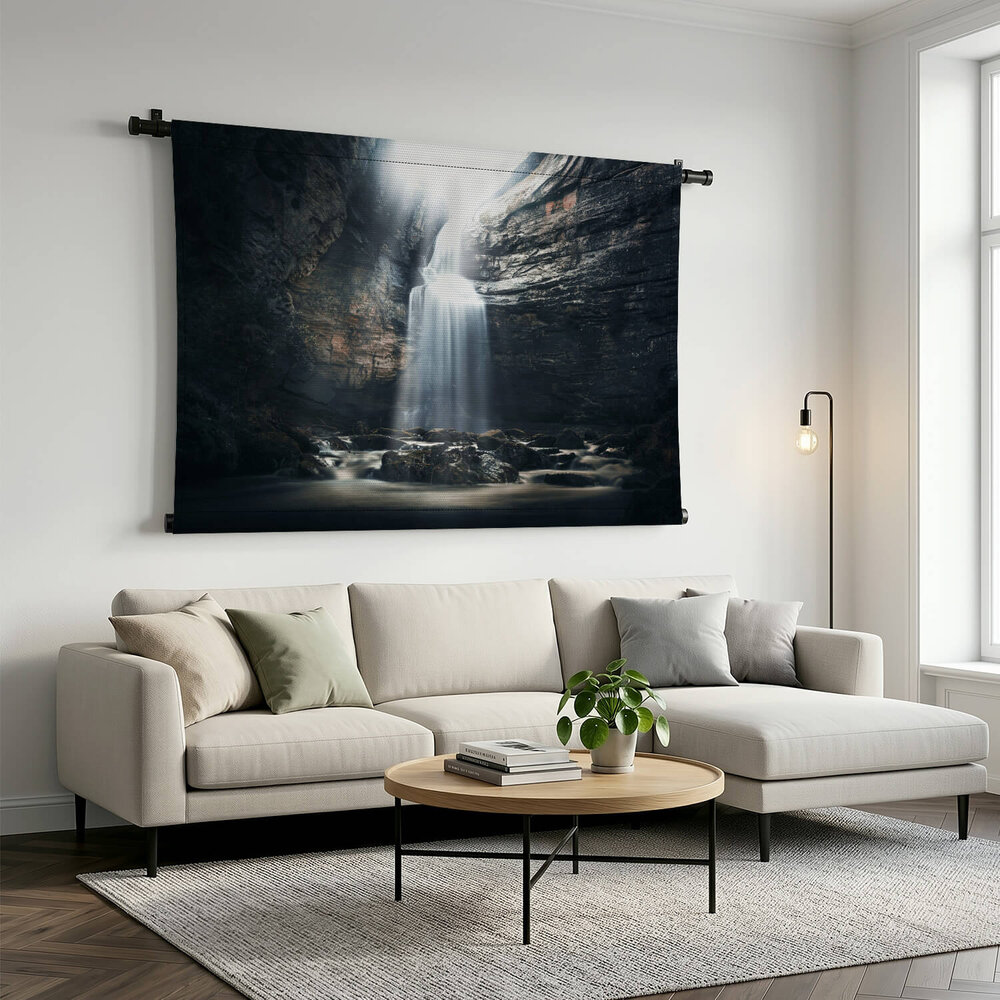 Waterval in een grot in een mysterieuze omgeving