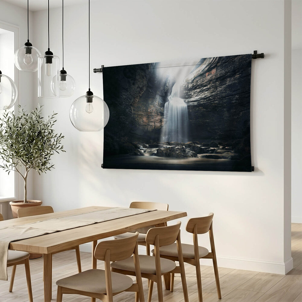 Waterval in een grot in een mysterieuze omgeving