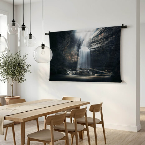 Waterval in een grot in een mysterieuze omgeving