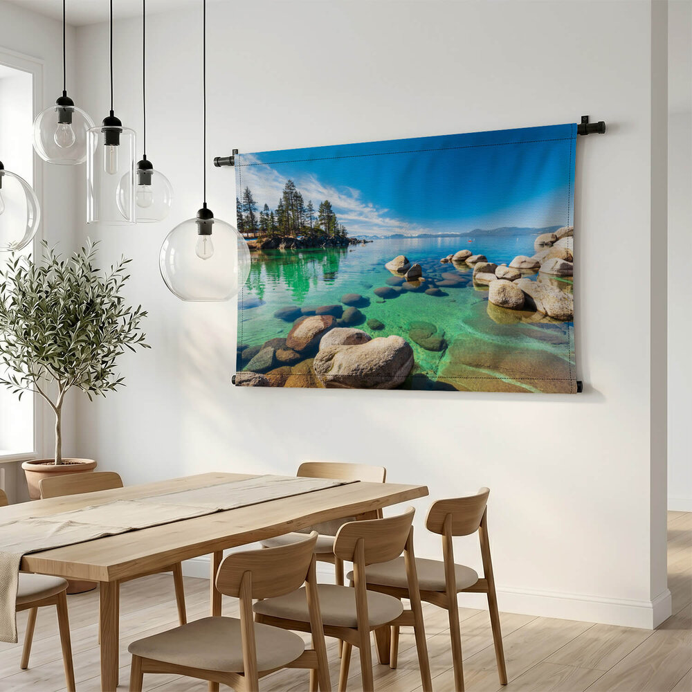 Rotsige kustlijn van meer Tahoe op een zonnige dag