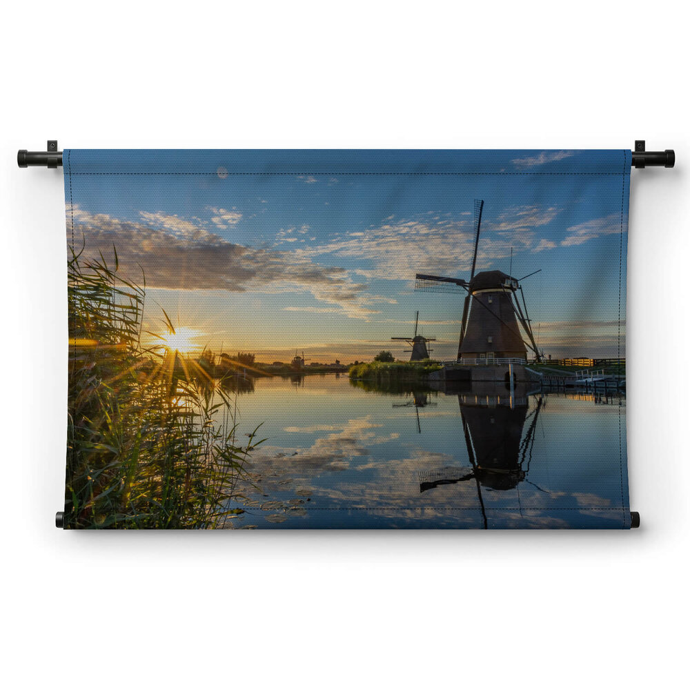 Verbazingwekkende zonsondergang boven de molens van Kinderdijk