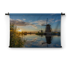 Verbazingwekkende zonsondergang boven de molens van Kinderdijk
