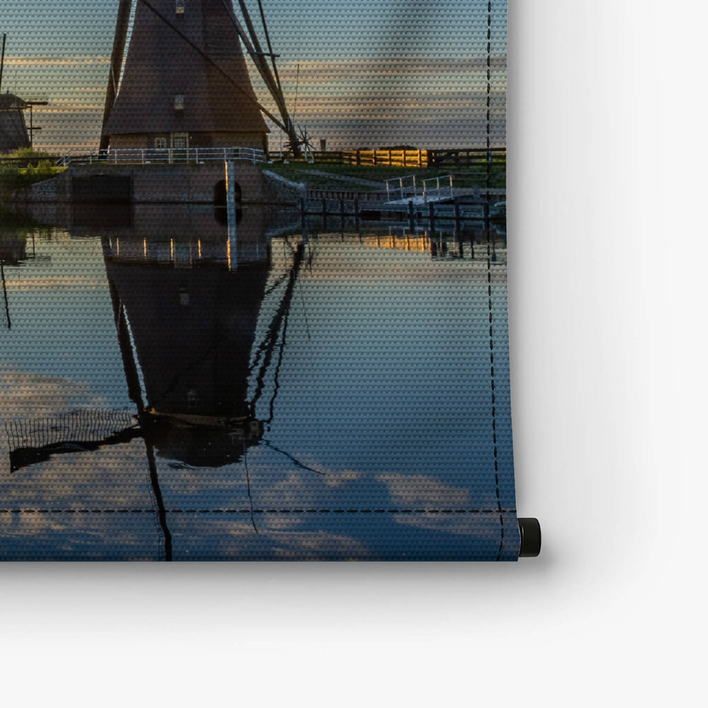 Verbazingwekkende zonsondergang boven de molens van Kinderdijk