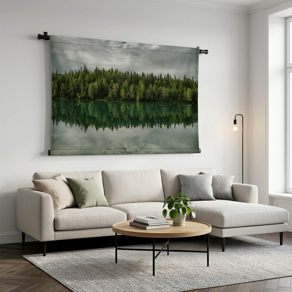 Dennenbos aan de waterkant