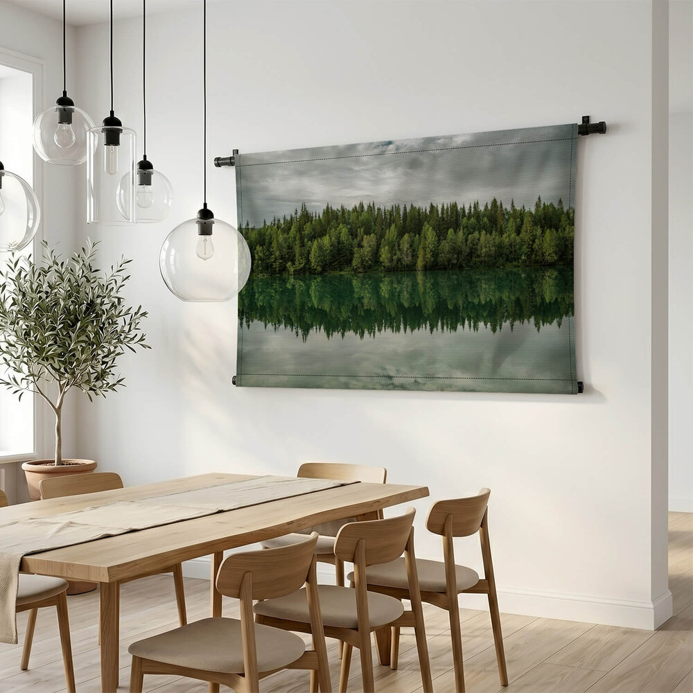 Dennenbos aan de waterkant
