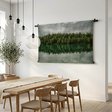 Dennenbos aan de waterkant