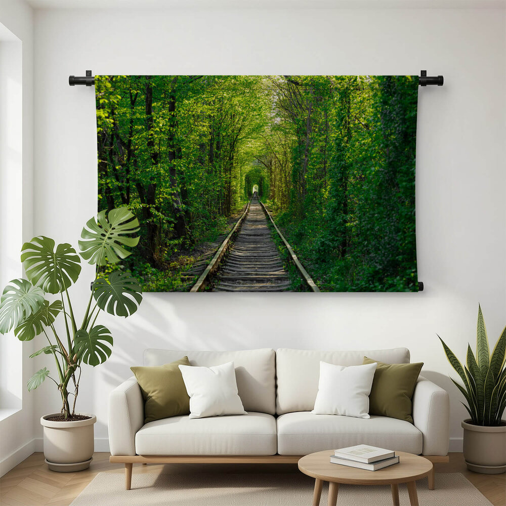 Spoorweg in de lentetunnel van de liefde