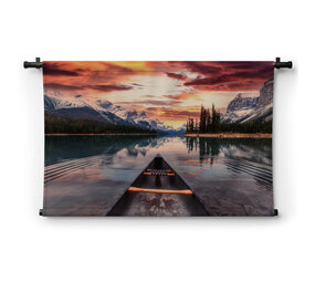 Kleurrijke hemel boven Maligne Lake en de Canadese Rockies bergen