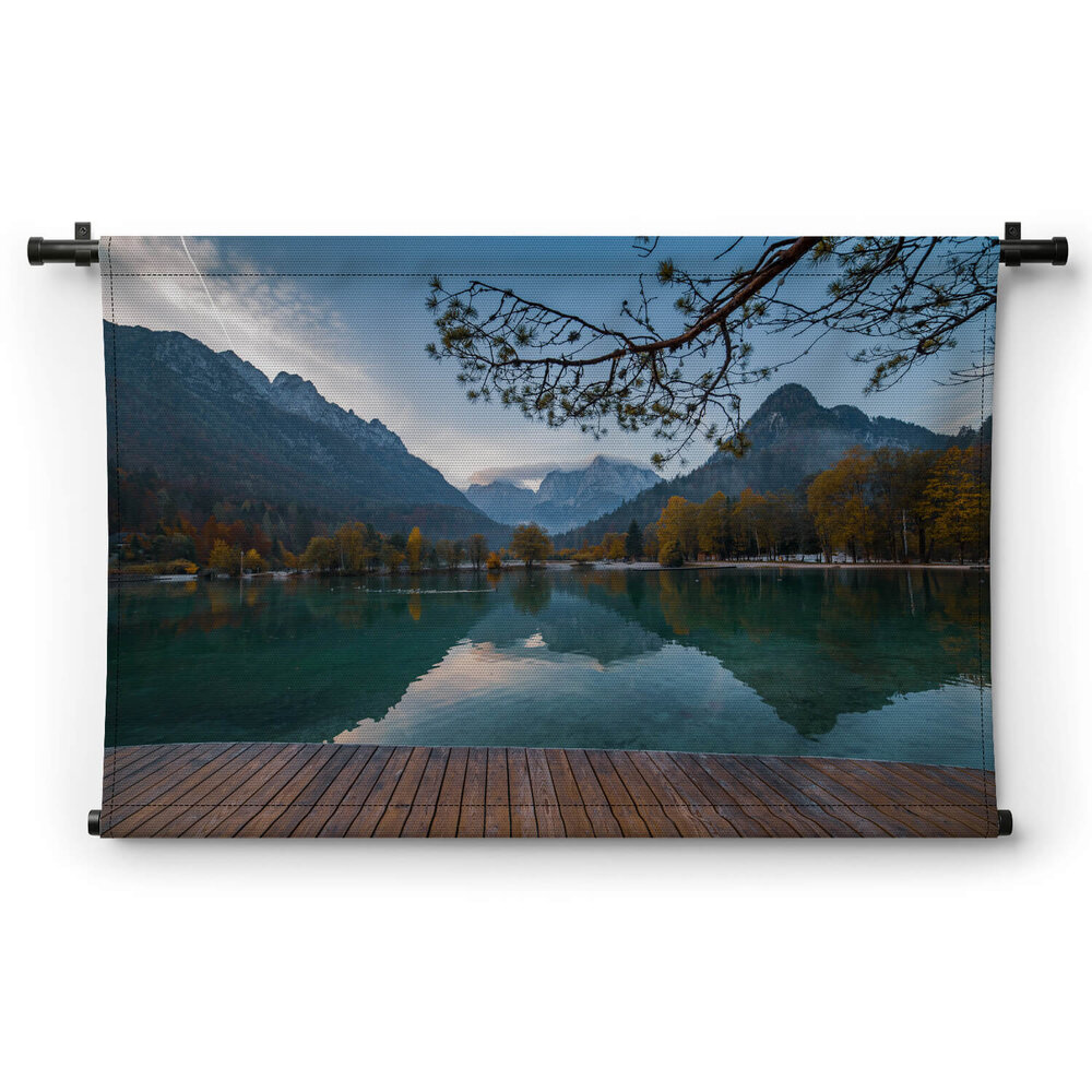 Jasna-meer met weerspiegelingen van de bergen in Slovenië