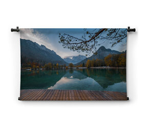 Jasna-meer met weerspiegelingen van de bergen in Slovenië