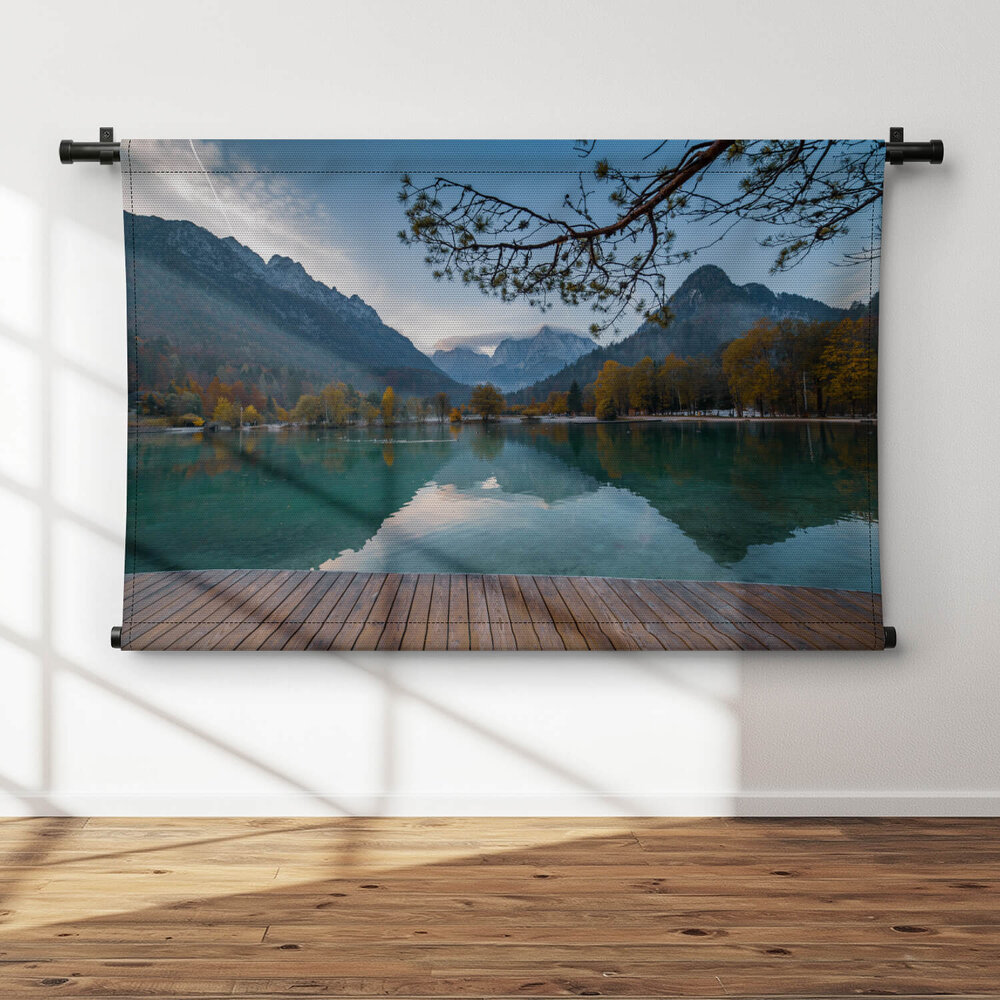 Jasna-meer met weerspiegelingen van de bergen in Slovenië