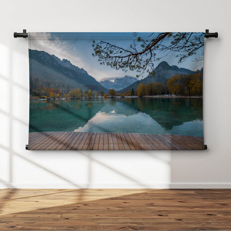 Jasna-meer met weerspiegelingen van de bergen in Slovenië