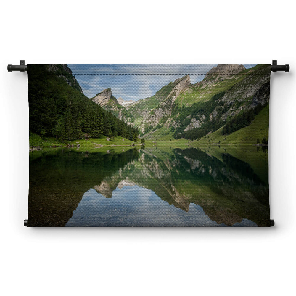 Bergmeer in groene Alpen