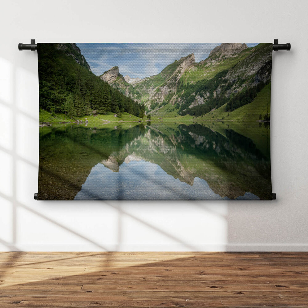 Bergmeer in groene Alpen