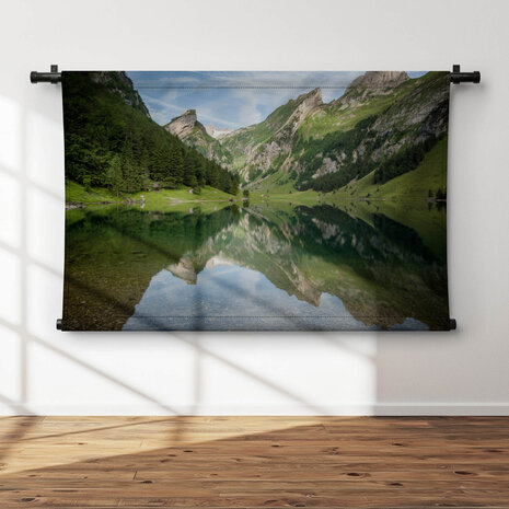 Bergmeer in groene Alpen