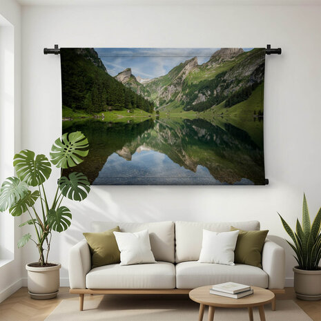 Bergmeer in groene Alpen