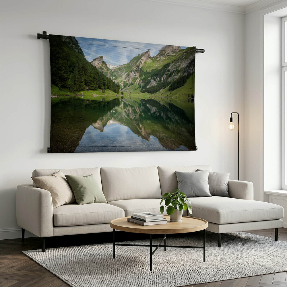 Bergmeer in groene Alpen