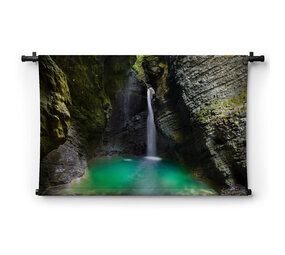 Prachtige waterval tussen de rotsen