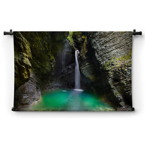 Prachtige waterval tussen de rotsen
