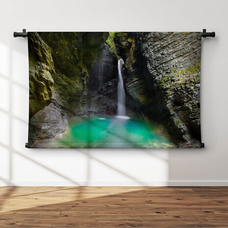 Prachtige waterval tussen de rotsen