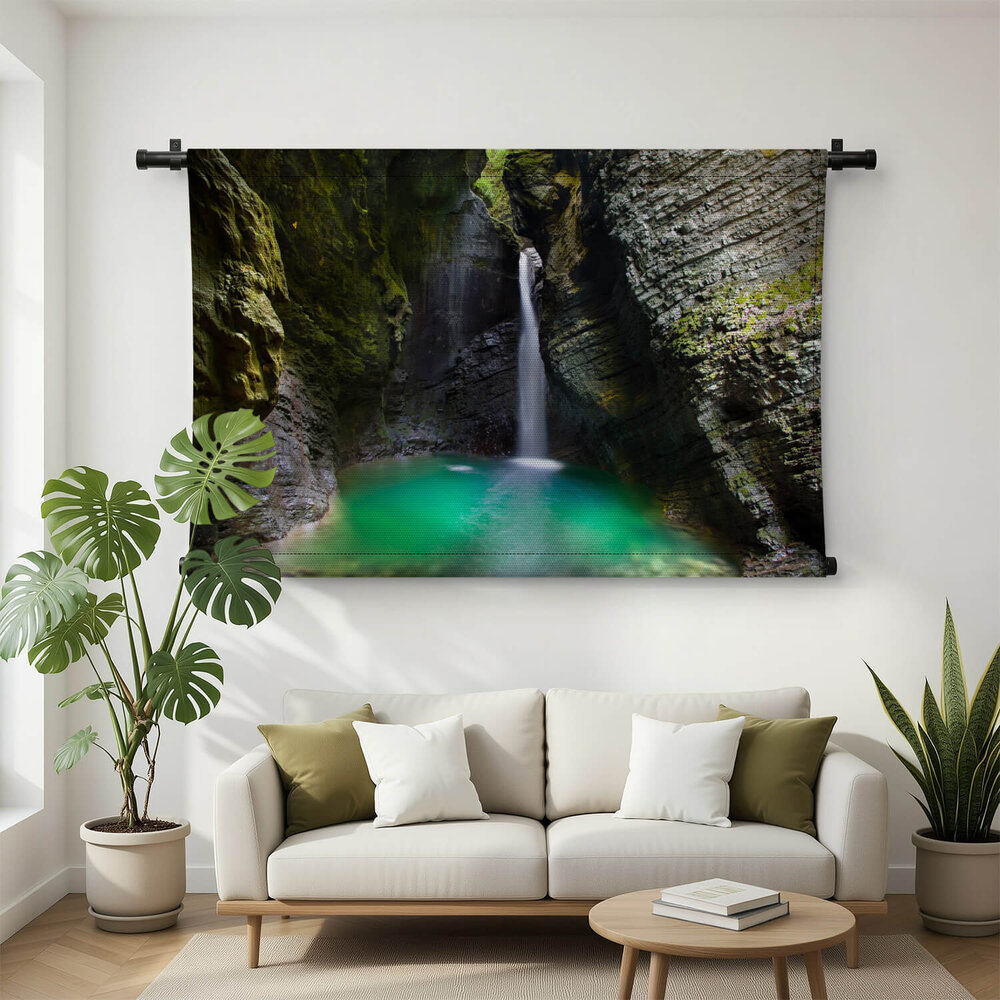 Prachtige waterval tussen de rotsen