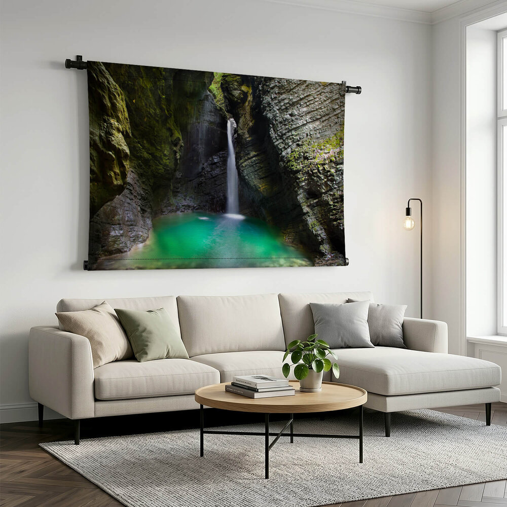 Prachtige waterval tussen de rotsen
