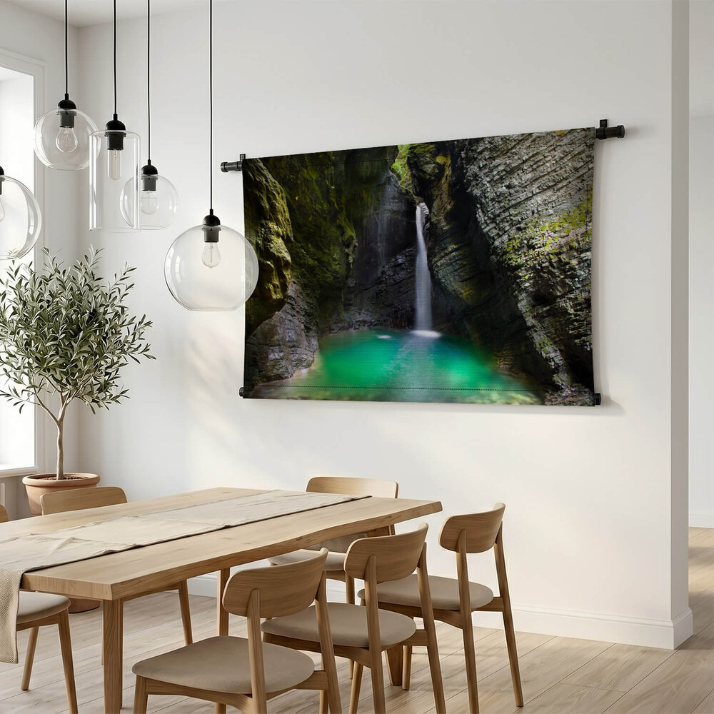 Prachtige waterval tussen de rotsen
