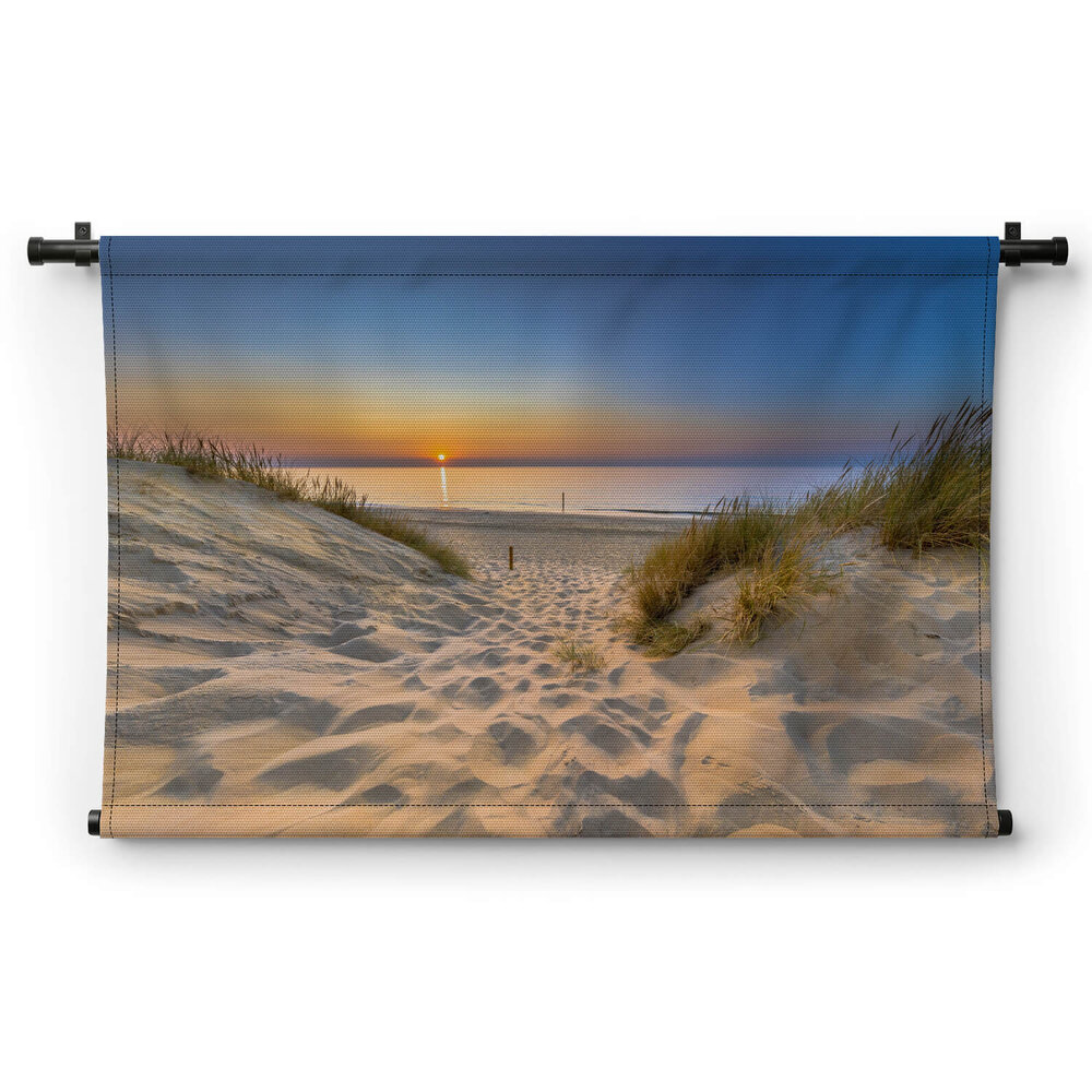 Uitnodigende zonsondergang op het strand in Zeeland