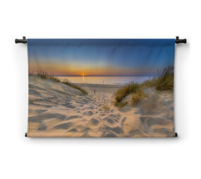 Uitnodigende zonsondergang op het strand in Zeeland