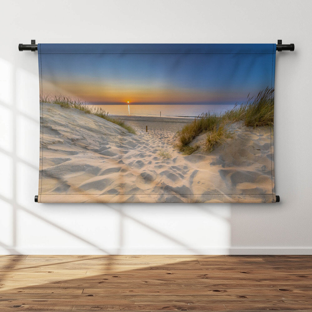 Uitnodigende zonsondergang op het strand in Zeeland