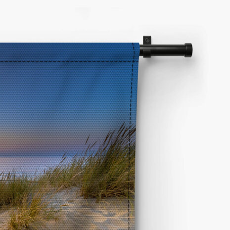 Uitnodigende zonsondergang op het strand in Zeeland