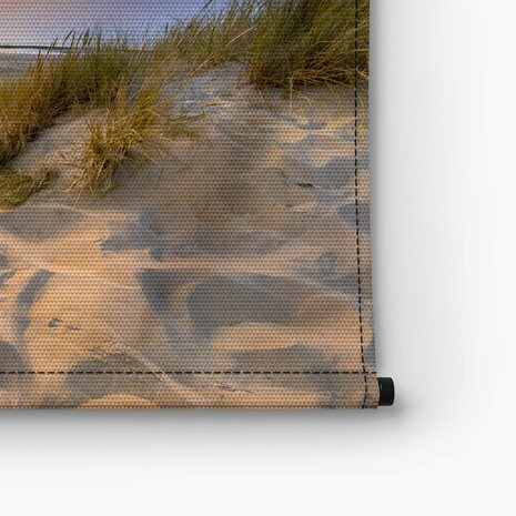 Uitnodigende zonsondergang op het strand in Zeeland