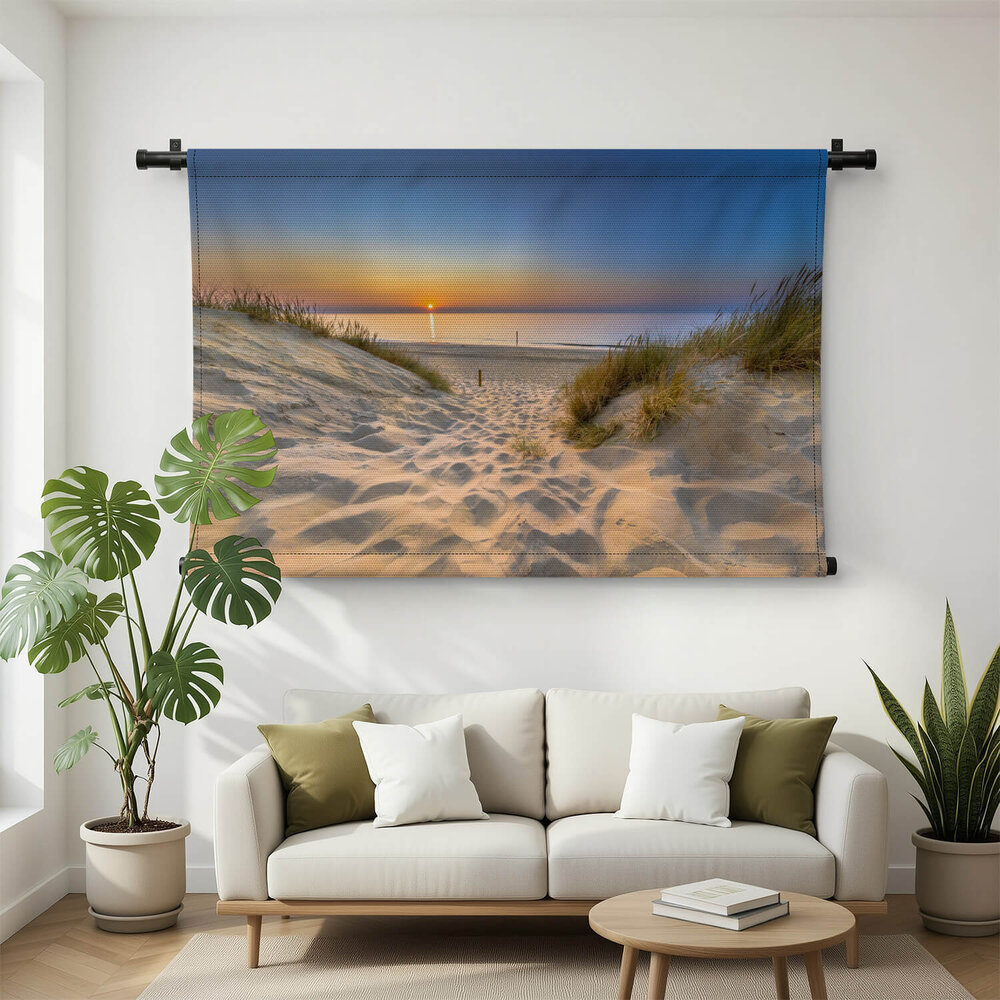 Uitnodigende zonsondergang op het strand in Zeeland