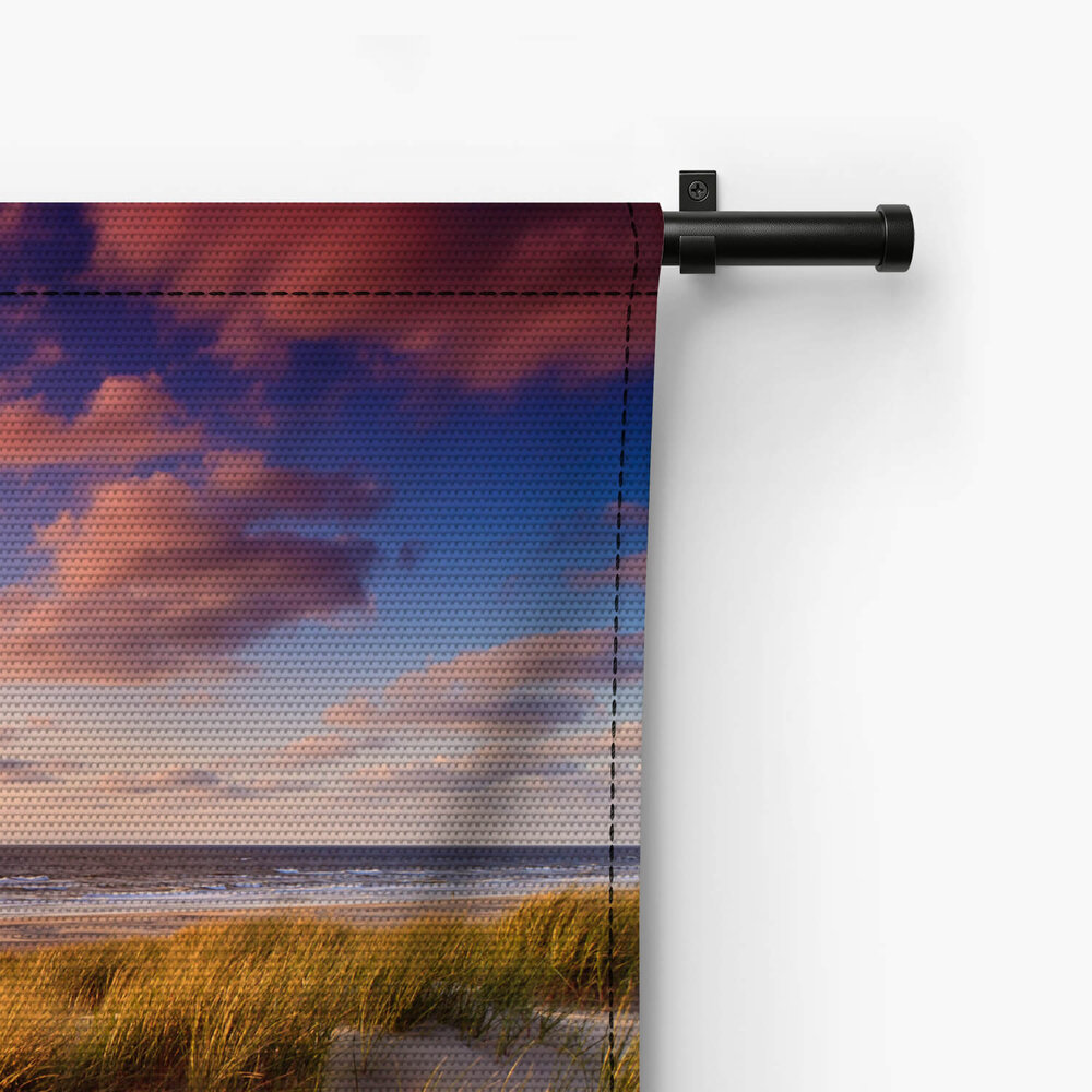Kust met zandduinen bij zonsondergang