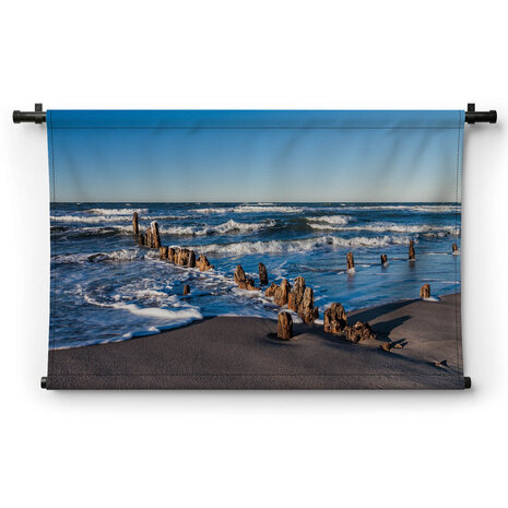 Versleten meerpalen op het strand
