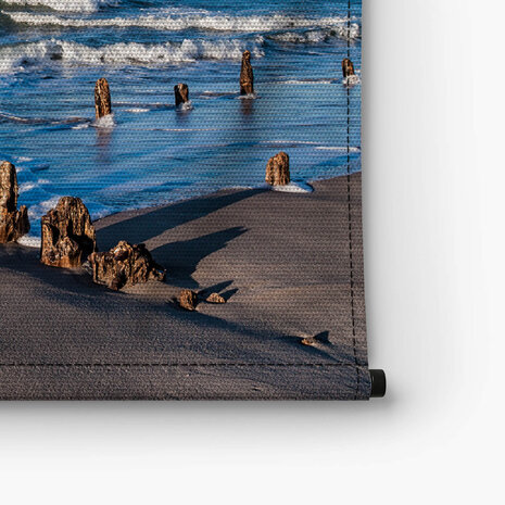 Versleten meerpalen op het strand