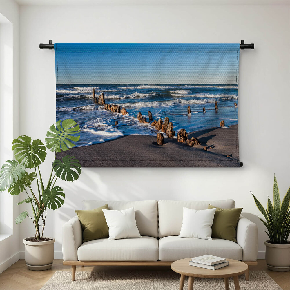 Versleten meerpalen op het strand