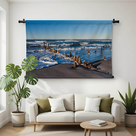 Versleten meerpalen op het strand