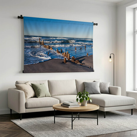 Versleten meerpalen op het strand