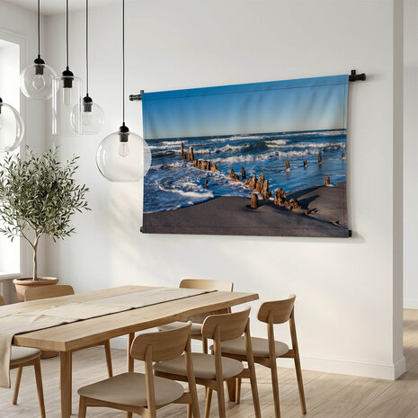 Versleten meerpalen op het strand
